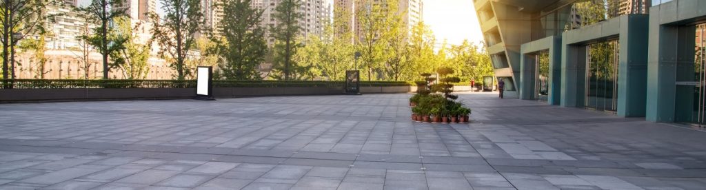 Zona pavimentada moderna con árboles